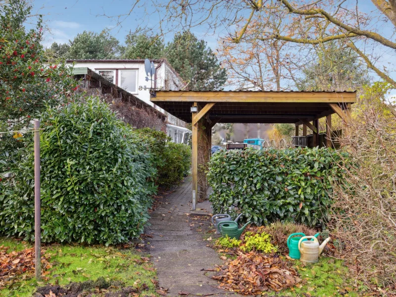 Carport vom Garten aus