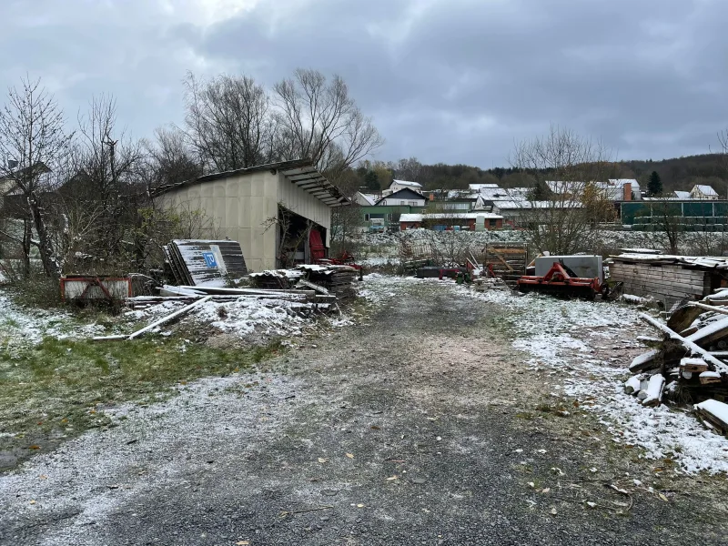 Ansicht Straßenseite - Grundstück kaufen in Sinntal - Grundstück: Freifläche mit Halle in Sinntal