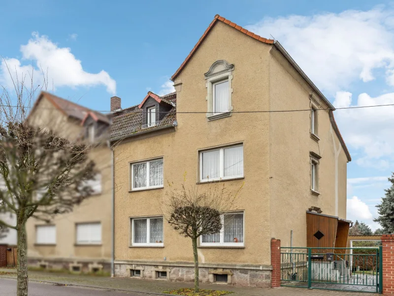 Titelbild - Haus kaufen in Rötha - Vielseitige Doppelhaushälfte in Rötha: Platz für die ganze Familie oder als Kapitalanlage!