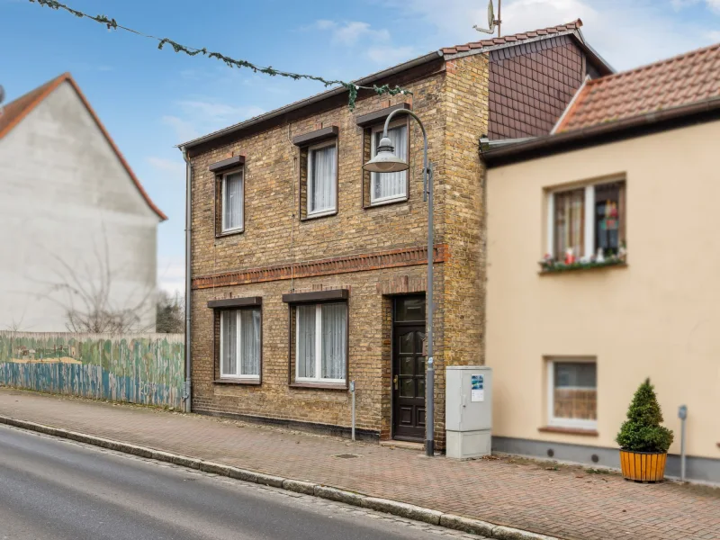 Hausansicht - Haus kaufen in Brüel - Sanierungsbedürftiges Zweifamilienhaus in Brüel