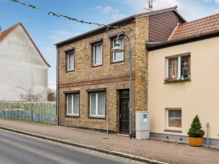 Hausansicht - Haus kaufen in Brüel - Sanierungsbedürftiges Zweifamilienhaus in Brüel