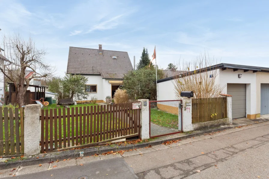 Titelbild - Haus kaufen in Lappersdorf - Attraktives Einfamilienhaus mit schönem Garten in ruhiger Lage in Lappersdorf 