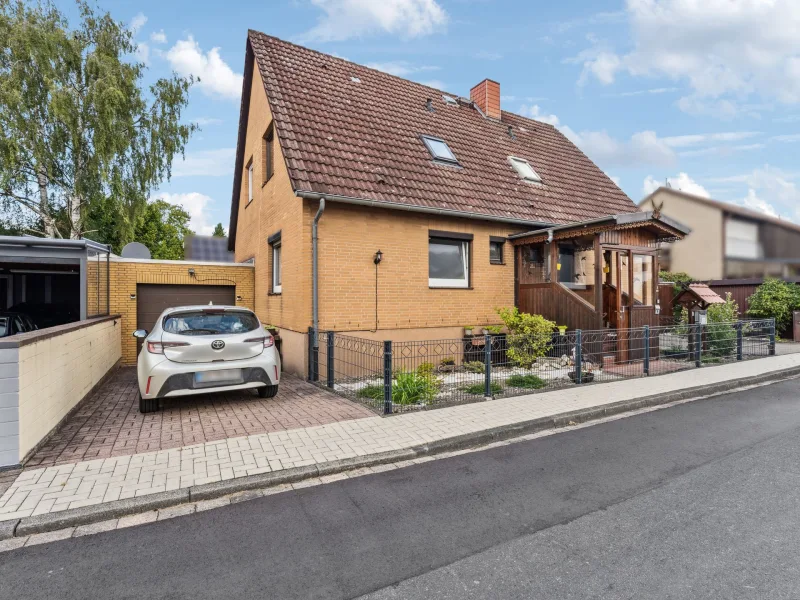 Frontansicht - Haus kaufen in Göttingen - Attraktives Ein-/Zweifamilienhaus für (Groß-)Familien in Göttingen Ortsteil Holtensen