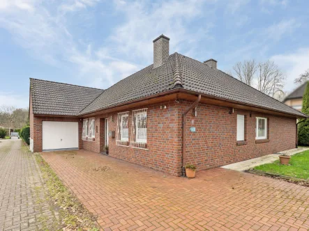 Hausansicht - Haus kaufen in Delmenhorst - Wohnen auf einer Ebene - Großzügiger Walmdachbungalow in Delmenhorst-Heidkrug 