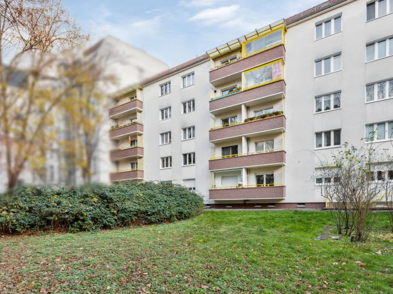 Rückansicht - Wohnung kaufen in Berlin - Berlin-Friedrichshain: 3-Zimmer-Wohnung mit Balkon wartet auf Ihre Wohnideen