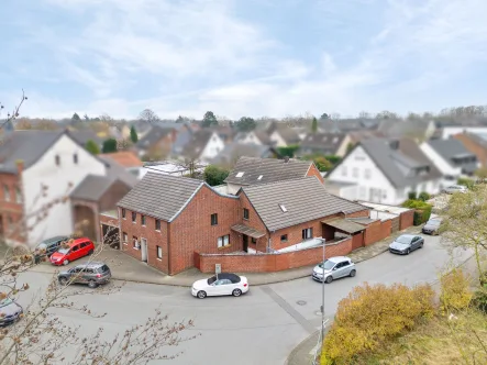 Titelbild - Haus kaufen in Kaarst - Einfamilienhaus-Ensemble bestehend aus 3 Häusern in Kaarst-Büttgen 