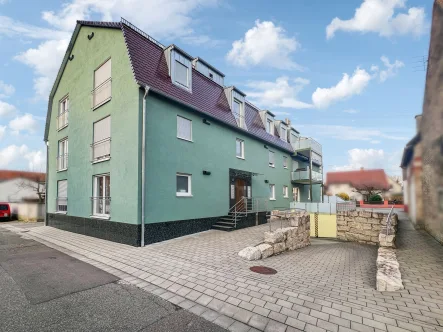 Hausansicht - Wohnung kaufen in Neuburg am Rhein - Exklusive 3-Zimmer-Erdgeschosswohnung in Neuburg: Großzügiges Raumgefühl und moderne Ausstattung