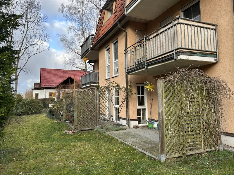 Titelbild - Wohnung kaufen in Dresden - Charmante Erdgeschosswohnung mit zwei Terrassen im beliebten Dresden-Langebrück