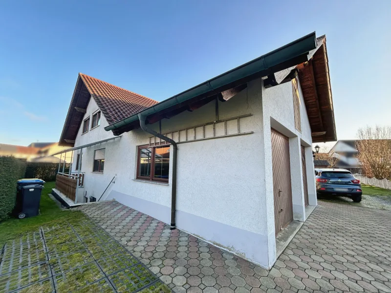 Rückansicht mit Garage