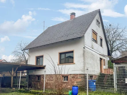 Außenansicht - Haus kaufen in Waldbrunn - Sanierungsbedürftiges Einfamilienhaus mit zusätzlichem Ausbaupotential in Waldkatzenbach