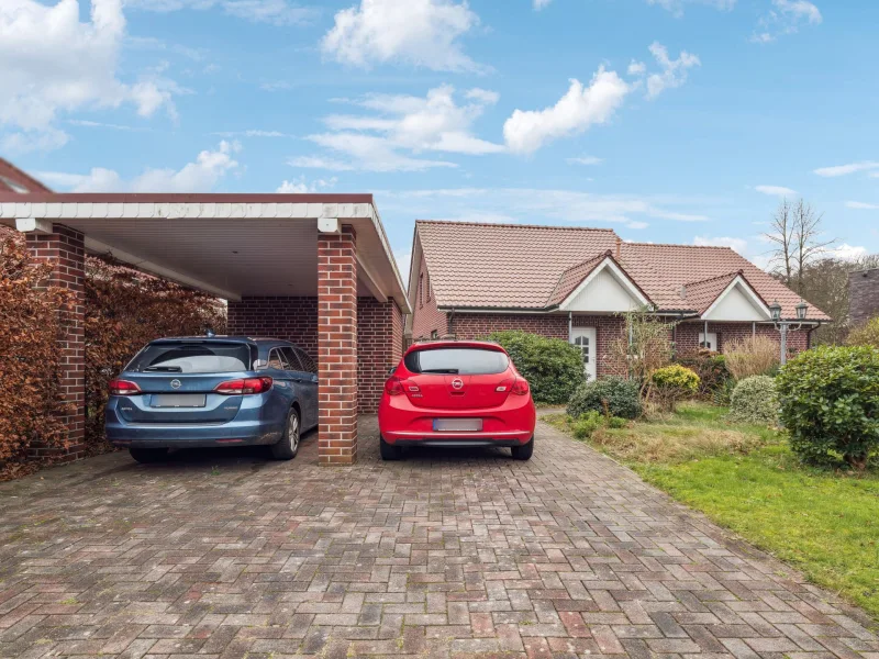 Frontansicht mit Carport - Haus kaufen in Westoverledingen - Moderne Doppelhaushälfte in naturnaher und ruhiger Wendehammerlage in Ihrhove