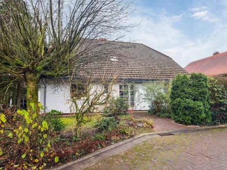 Titelbild - Haus kaufen in Kirchlinteln - Vermietetes Zweifamilienhaus mit Doppelcarport in Kirchlinteln-Luttum 