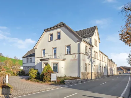 Titel - Haus kaufen in Lippersdorf-Erdmannsdorf - Top gepflegter Vierseitenhof mit Ferienwohnungen, Wellnessbereich und vermieteter Arztpraxis 