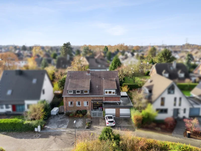 Titelbild - Haus kaufen in Meerbusch - Freistehendes Zweifamilienhaus in Meerbusch Lank-Latum