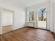 Durchgangszimmer mit Balkon