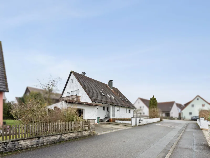 Titelbild - Haus kaufen in Weidenbach - Gepflegtes Zweifamilienhaus mit Keller und Garten am Bildungsstandort Weidenbach