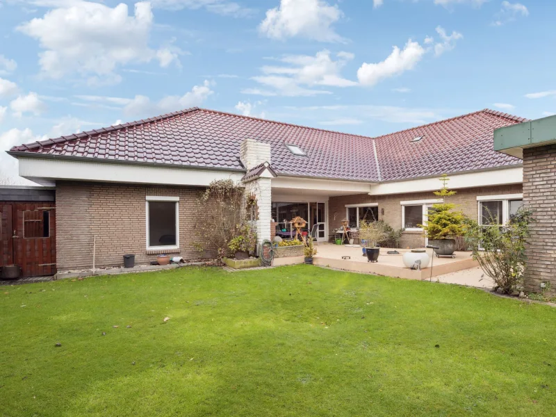 Titelbild - Haus kaufen in Hage - Außergewöhnliches Einfamilienhaus mit Schwimmbad und Sauna sowie zwei Garagen in Hage