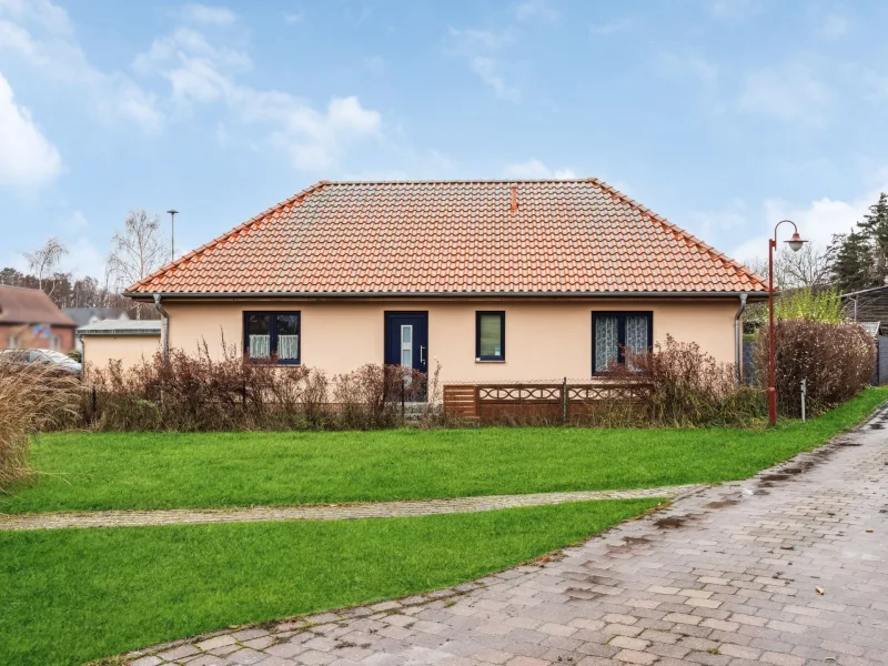 Hausansicht - Haus kaufen in Lancken-Granitz - Sie entscheiden: Ein- oder Zweifamilienhaus - Bungalow in Lancken-Granitz auf Rügen