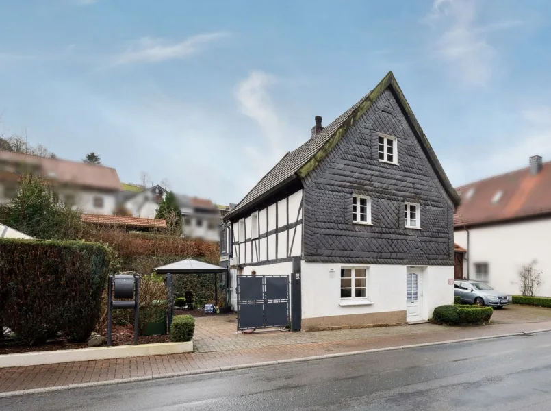 Hausansicht - Haus kaufen in Sundern - Top gepflegtes, sehr gemütliches Fachwerkhaus in schöner Lage von Sundern 