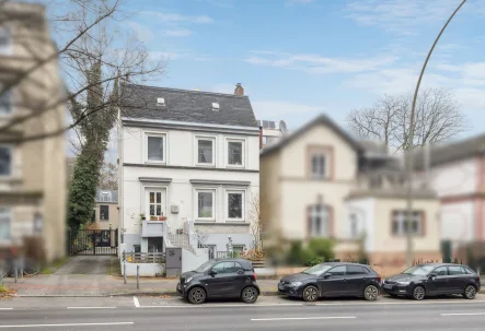 Hausansicht - Haus kaufen in Hamburg - Nahe dem UKE, Hayns Park und der Alster - Stadthaus in Eppendorf sucht neue Eigentümer