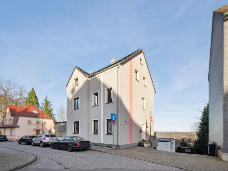 Hausansicht - Haus kaufen in Remscheid - Einfamilienhaus mit Solaranlage und ausreichend Platz in Remscheid