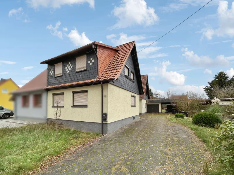 Hausansicht - Haus kaufen in Eisenach - Familienfreundliche Doppelhaushälfte mit Garten in Eisenach-Hötzelsroda 