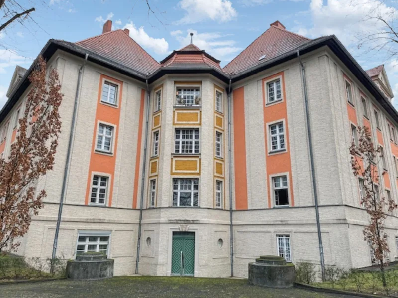 Teil der Wohnanlage - Wohnung kaufen in Berlin - Vermietete 2-Zimmer-Wohnung im historischen Dahlem Palais in Berlin Dahlem zur Kapitalanlage