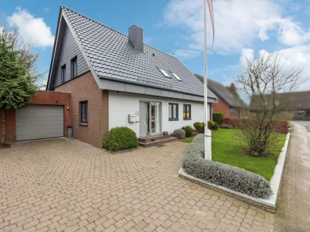 Vorderansicht - Haus kaufen in Wees - Modernisiertes Familienhaus mit viel Platz in guter Lage von Wees