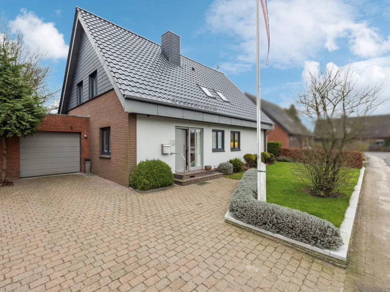 Vorderansicht - Haus kaufen in Wees - Modernisiertes Familienhaus mit viel Platz in guter Lage von Wees