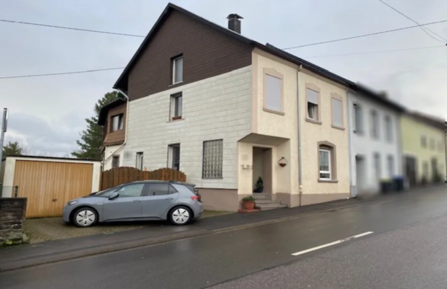 Titelbild - Haus kaufen in Überherrn - Einfamilienhaus in Überherrn-OT mit schöner Aussicht