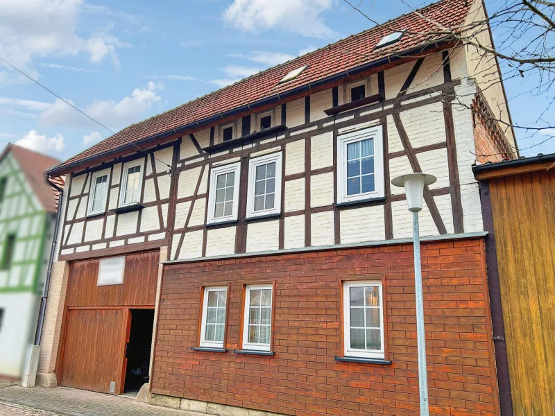 Frontansicht - Haus kaufen in Niederdorla - Schönes Bauernhaus am Mittelpunkt Deutschlands in Niederdorla