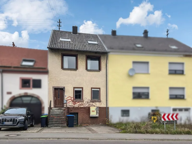 Ansicht - Haus kaufen in Blieskastel-Biesingen - Von Außen KLEIN und von Innen GROSS ist dieses Reihenmittelhaus in Blieskastel-Biesingen