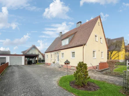 Titelbild - Haus kaufen in Forchheim - Zweifamilienhaus mit Wohnrecht im Erdgeschoss in Forchheim – Viel Potenzial in zentraler Lage