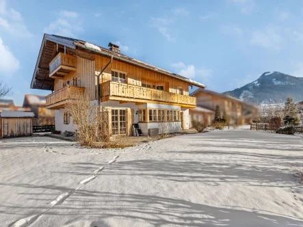 Gartenansicht - Haus kaufen in Fischbachau - Charmantes Einfamilienhaus in idyllischer Lage in Fischbachau – Ihr neues Zuhause wartet!