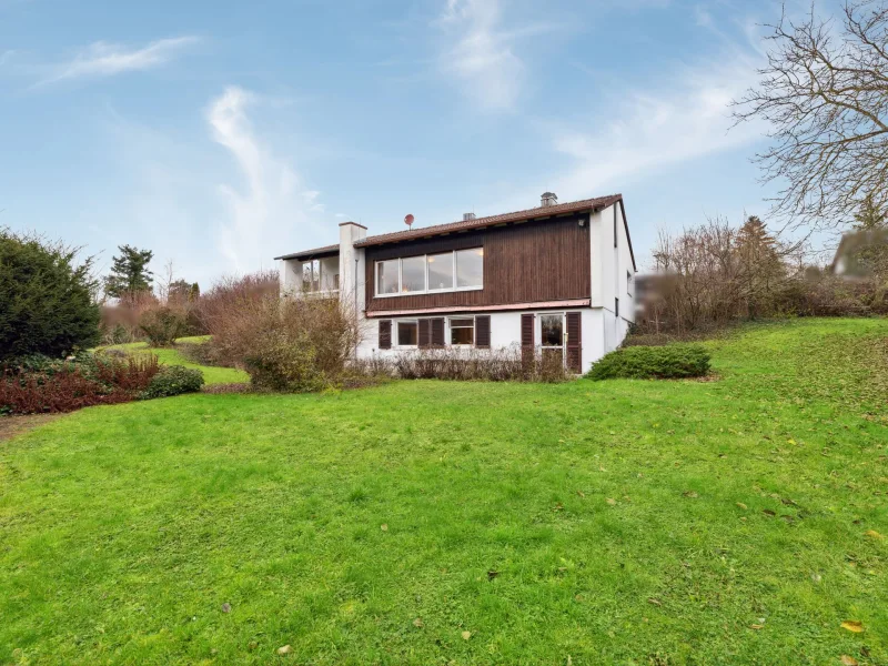 Titelbild - Haus kaufen in Marloffstein - Panoramablick trifft Potenzial – Ihr Neubau- oder Sanierungstraum in Marloffstein