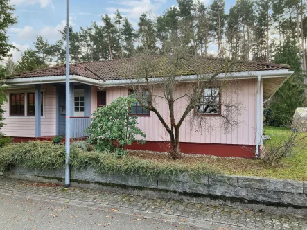 Hausansicht - Haus kaufen in Schwepnitz - Gepflegter Bungalow für die Familie in ruhiger Lage am Waldrand in Schwepnitz bei Dresden