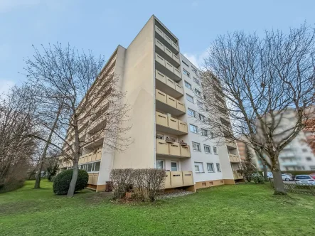 Titelbild - Wohnung kaufen in Hanau - Großzügige 4-Zimmer-Wohnung zum Selbstgestalten mit exklusivem Schwimmbadzugang in Hanau-Kesselstadt