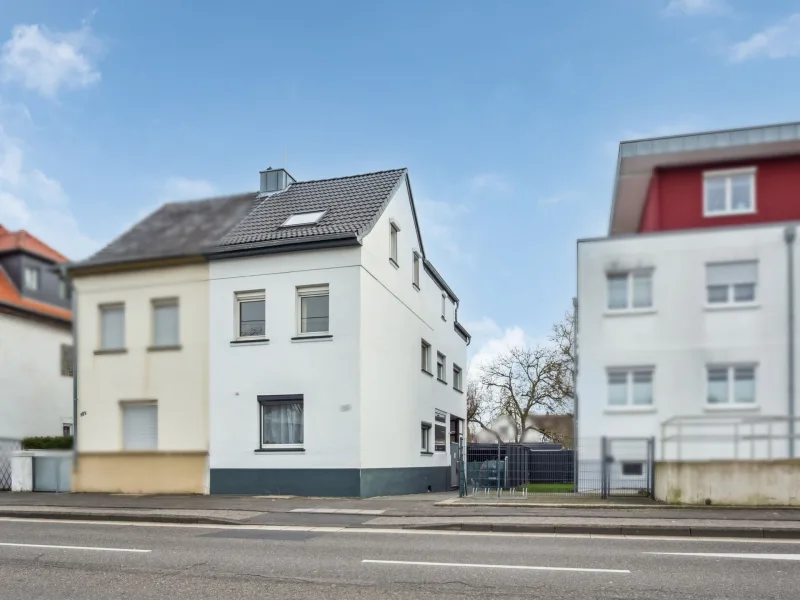 Hausansicht - Haus kaufen in Sankt Augustin - Großzügige Doppelhaushälfte in zentraler Lage von Sankt Augustin