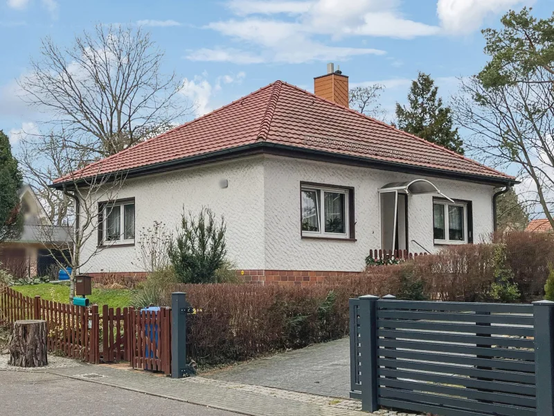 Außenansicht - Haus kaufen in Berlin - Gepflegter Bungalow mit Teilkeller, offenem Kamin und schönem Garten in Stichstraße Berlin-Biessdorf