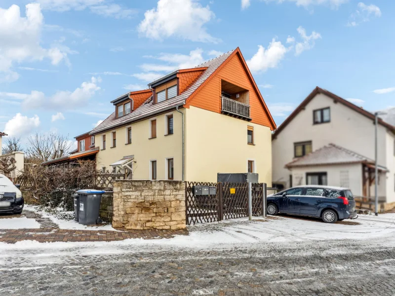 Hausansicht - Haus kaufen in Bad Sulza - Eigenbedarf mit Vermietung oder Kapitalanlage: Saniertes Mehrfamilienhaus in Wormstedt - Saaleplatte