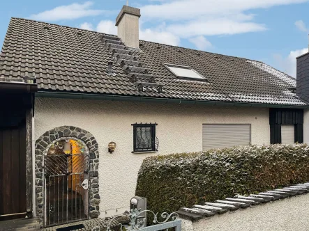 Straßenansicht - Haus kaufen in Döhlau - Viel Platz für die ganze Familie im neuen zu Hause - Einfamilienhaus in Döhlau