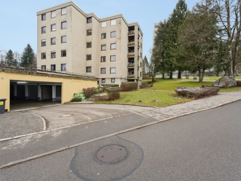 Außenansicht 1 - Wohnung kaufen in Leutkirch - Leutkirch: 3-Zimmer-Wohnung mit Balkon und Garage - leerstehend