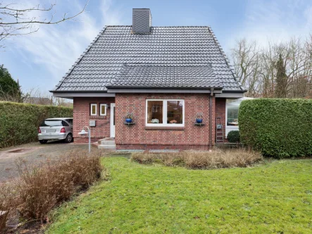 Titelbild - Haus kaufen in Heide - Charmantes Einfamilienhaus mit großem Garten – saniert und bezugsfertig in Heide