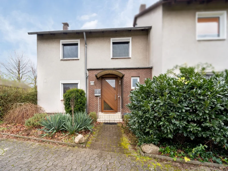 Titelbild - Haus kaufen in Peine - Perfekt für eine kleine Familie - Großzügiges Reihenendhaus mit Garten in Peine