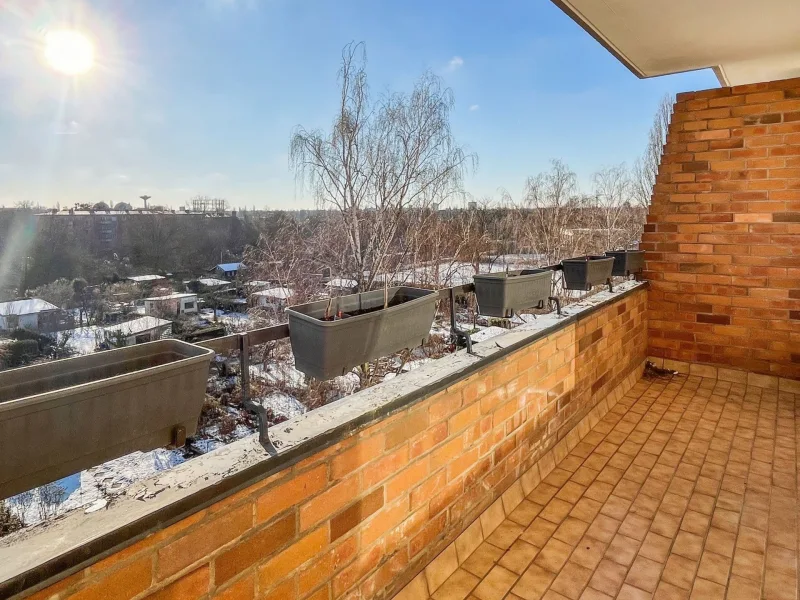 Balkon mit Ausblick - Wohnung kaufen in Berlin - Bezugsfrei: Helle 2-Zimmer-Wohnung mit Balkon und Weitblick zum Teltowkanal in Berlin-Tempelhof