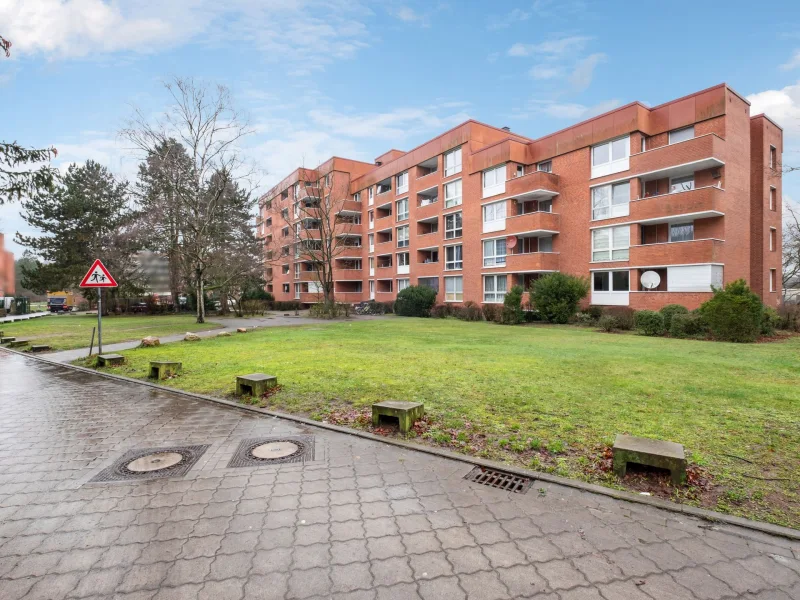 Außenansicht 1 - Wohnung kaufen in Lüneburg - Gut geschnittene 2-Zimmer-Wohnung mit Balkon in Lüneburg-Kaltenmoor 