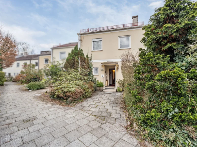 Hausansicht - Haus kaufen in München - Familiengerechtes Reiheneckhaus in ruhiger Lage am Forstenrieder Park