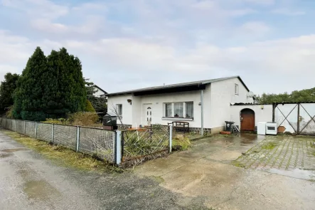 Hausansicht - Haus kaufen in Brandenburg an der Havel - Bezugsfrei und sanierungsbedürftig: Bungalow mit 3 Zimmern in ruhiger Lage von Brandenburg/Havel