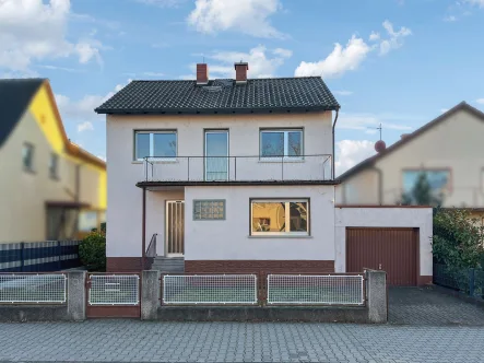 Ansicht - Haus kaufen in Bürstadt - Verwirklichen Sie Ihre Wohnträume – Großzügiges Haus mit Renovierungsbedarf in Bürstadt