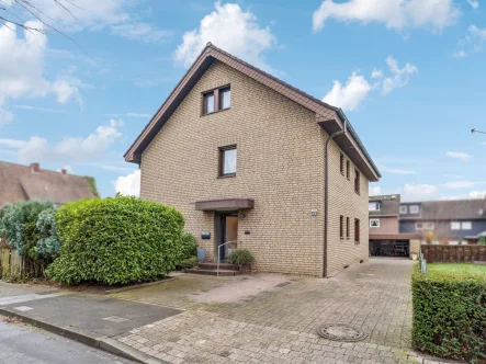 Hausansicht - Haus kaufen in Gütersloh - Modernisiertes Dreifamilienhaus in familienfreundlicher Wohnlage von Gütersloh-Avenwedde